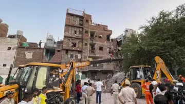 দিল্লিতে চারতলা ভবনধস, নিহত ৪; চলছে উদ্ধার অভিযান!