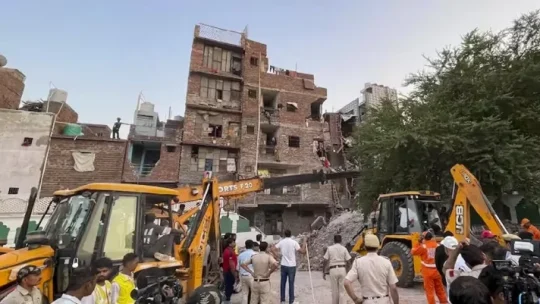 দিল্লিতে চারতলা ভবনধস, নিহত ৪; চলছে উদ্ধার অভিযান!
