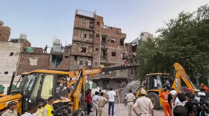 দিল্লিতে চারতলা ভবনধস, নিহত ৪; চলছে উদ্ধার অভিযান!