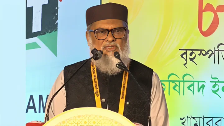 একটা পিঁপড়াও একা হাঁটে না, অথচ আমরা দশ গ্রুপে বিভক্ত: আ ফ ম খালিদ
