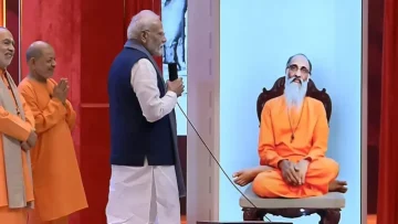 ৩৩ বছর আগের স্মৃতি ফিরিয়ে আনল প্রযুক্তি, প্রয়াত চিন্ময়ানন্দের এআই অবতারের কাছে আশীর্বাদ চাইলেন মোদি!