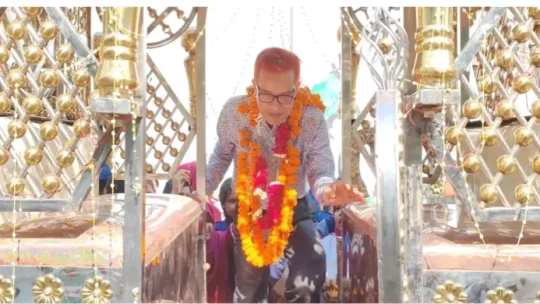 প্রিয় শিক্ষককে ঘোড়ার গাড়িতে বিদায়, আবেগাপ্লুত শিক্ষার্থীরা!