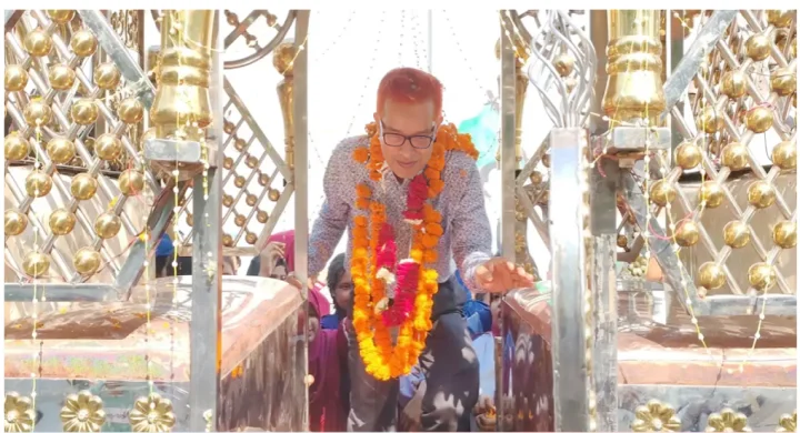 প্রিয় শিক্ষককে ঘোড়ার গাড়িতে বিদায়, আবেগাপ্লুত শিক্ষার্থীরা!