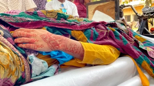 মেহেদির রং মুছতে না মুছতেই নববধূর মৃত্যু, আটক স্বামী শাশুড়ি!