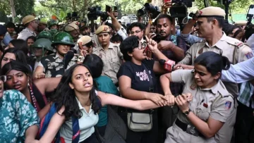 বিক্ষোভে উত্তাল দিল্লি: ইন্টারনেট বন্ধ, সাতশ’র বেশি আটক!