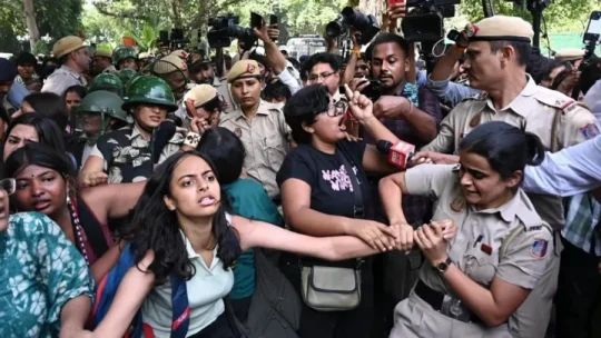 বিক্ষোভে উত্তাল দিল্লি: ইন্টারনেট বন্ধ, সাতশ’র বেশি আটক!