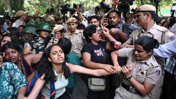 বিক্ষোভে উত্তাল দিল্লি: ইন্টারনেট বন্ধ, সাতশ’র বেশি আটক!