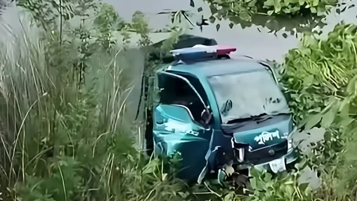 ব্রাহ্মণবাড়িয়ায় পুলিশের পিকআপ খাদে, দুই আসামিসহ আহত ৫!