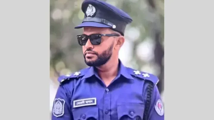 শিক্ষার্থীর লাখ টাকার আইফোন নিয়ে যাওয়ার অভিযোগ এসআই মেহেদীর বিরুদ্ধে!