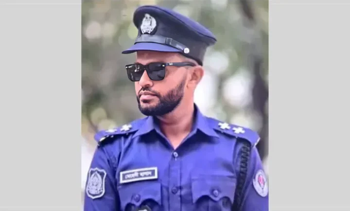 শিক্ষার্থীর লাখ টাকার আইফোন নিয়ে যাওয়ার অভিযোগ এসআই মেহেদীর বিরুদ্ধে!