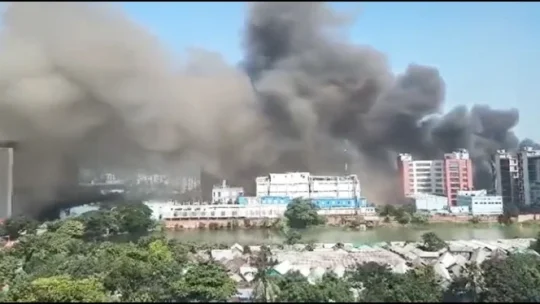 টঙ্গীতে ওষুধ কারখানায় আগুন, নিয়ন্ত্রণে ১০ ইউনিট!
