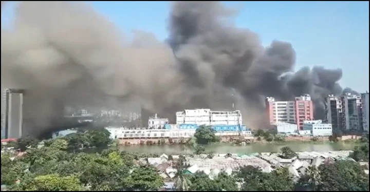 টঙ্গীতে ওষুধ কারখানায় আগুন, নিয়ন্ত্রণে ১০ ইউনিট!