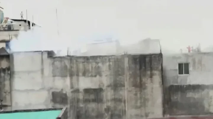 চকবাজারে সাততলা মার্কেটে আগুন, নিয়ন্ত্রণে ফায়ার সার্ভিসের ৫ ইউনিট!