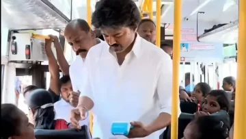 তামিলনাড়ুতে বাস কন্ডাক্টর রূপে মুখ্যমন্ত্রী বিজয়, নারীদের দিলেন বিনামূল্যের টিকিট