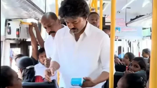 তামিলনাড়ুতে বাস কন্ডাক্টর রূপে মুখ্যমন্ত্রী বিজয়, নারীদের দিলেন বিনামূল্যের টিকিট