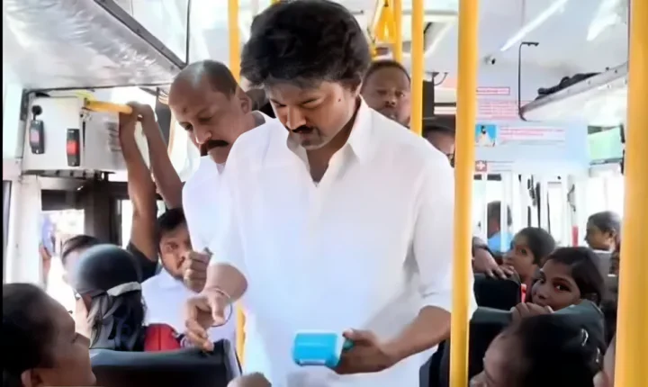 তামিলনাড়ুতে বাস কন্ডাক্টর রূপে মুখ্যমন্ত্রী বিজয়, নারীদের দিলেন বিনামূল্যের টিকিট