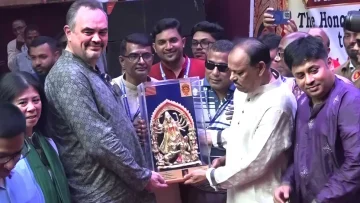 নারায়ণগঞ্জে দুর্গাপূজার আয়োজনে মুগ্ধ মার্কিন রাষ্ট্রদূত!