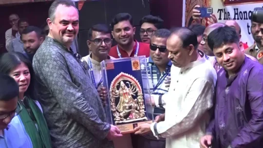 নারায়ণগঞ্জে দুর্গাপূজার আয়োজনে মুগ্ধ মার্কিন রাষ্ট্রদূত!