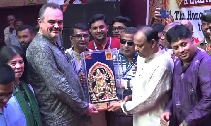 নারায়ণগঞ্জে দুর্গাপূজার আয়োজনে মুগ্ধ মার্কিন রাষ্ট্রদূত!