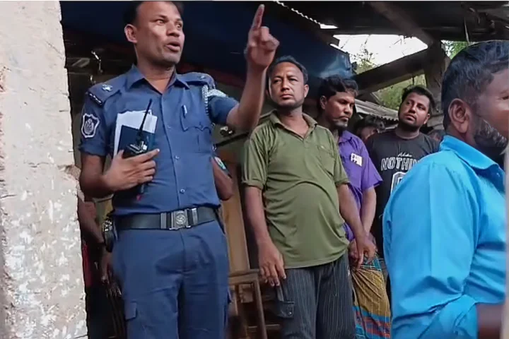 এএসআইয়ের বক্তব্যের ভিডিও ভাইরাল: ‘ঘুষ খাওয়ার জন্যই পোশাক লাগিয়েছি’