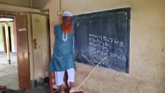 হাত নেই, পায়েই লিখে শত শিশুর ভবিষ্যৎ গড়ছেন দুখু মিয়া