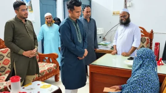 আদালতের হস্তক্ষেপে মাকে ঘরে নিলেন গ্রামপুলিশ ছেলে, চাইলেন ক্ষমা!