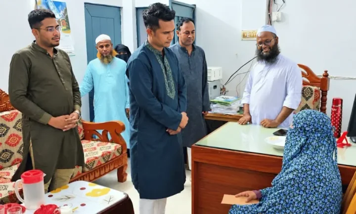 আদালতের হস্তক্ষেপে মাকে ঘরে নিলেন গ্রামপুলিশ ছেলে, চাইলেন ক্ষমা!