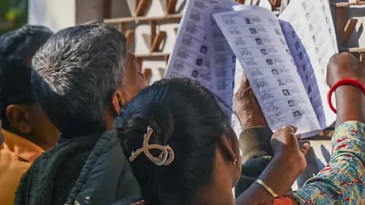 ভারতে বিতর্কের মধ্যেই ভোটার তালিকা থেকে বাদ প্রায় ১ কোটি নাম!