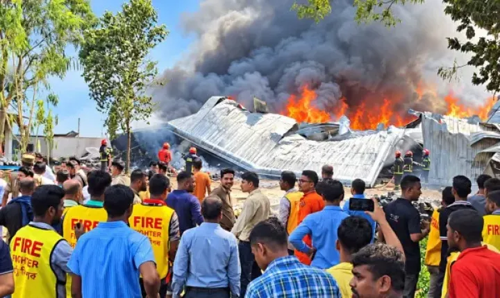 গাজীপুরে পোশাক কারখানার গোডাউনে আগুন, নিয়ন্ত্রণে কাজ করছে ৮ ইউনিট!