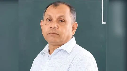 শিক্ষক দিবসে ফুলের শুভেচ্ছা কিছুক্ষণ পরই প্রাণ গেল শিক্ষকের!