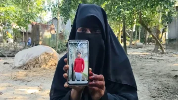 বিয়ের দাবিতে প্রেমিকের বাড়িতে ২ সন্তানের জননী!