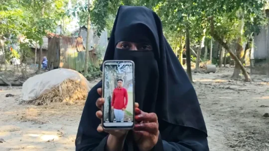 বিয়ের দাবিতে প্রেমিকের বাড়িতে ২ সন্তানের জননী!
