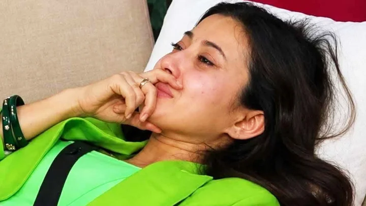 ওরা আমাকে বেচে দিয়েছে, কান্নায় ভেঙে পড়লেন মনামী!