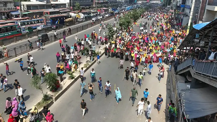 উত্তরায় টানা তৃতীয় দিনেও শ্রমিকদের সড়ক অবরোধ!