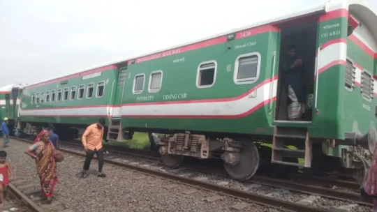 টাঙ্গাইলে নীলসাগর এক্সপ্রেসের বগি লাইনচ্যুত, ঢাকার সঙ্গে উত্তরবঙ্গের রেল যোগাযোগ বন্ধ!