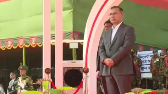 সেনাবাহিনীর ৭ ইউনিটকে জাতীয় পতাকা দিলেন প্রধানমন্ত্রী তারেক রহমান!