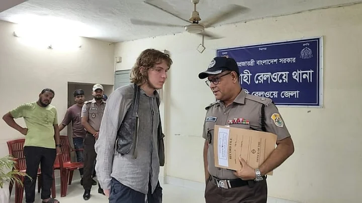 চুরি যাওয়া ল্যাপটপ, ক্যামেরার খোঁজে রাজশাহী রেলওয়ে থানায় গিয়েছিলেন জার্মান পর্যটক ক্রিল ল্যান্ডার।