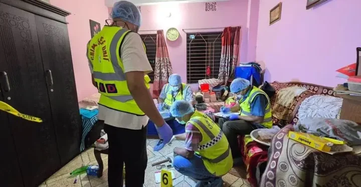 তালাবদ্ধ ঘর থেকে দুর্গন্ধ কক্ষে মিলল বৃদ্ধার মরদেহ!