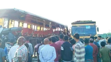 মহাসড়কে দাঁড়িয়ে থাকা ট্রাকে বাসের ধাক্কা, প্রাণ গেল ৩ জনের!