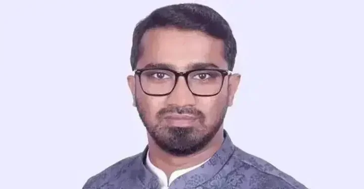 ‘চুমু দেওয়া শিক্ষক ও রাজনৈতিক নেতার কাজ নয়’: রাশেদ খাঁন