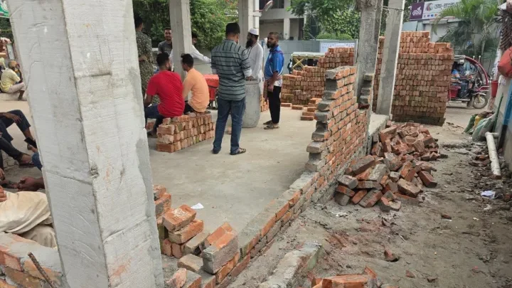 শ্রীপুরে নির্মাণাধীন দোকান ভাঙচুর ও প্রাণনাশের হুমকি, থানায় অভিযোগ