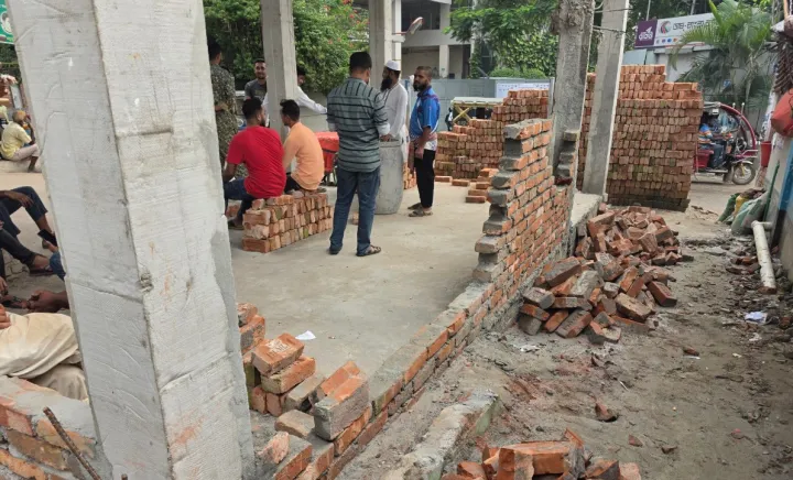 শ্রীপুরে নির্মাণাধীন দোকান ভাঙচুর ও প্রাণনাশের হুমকি, থানায় অভিযোগ