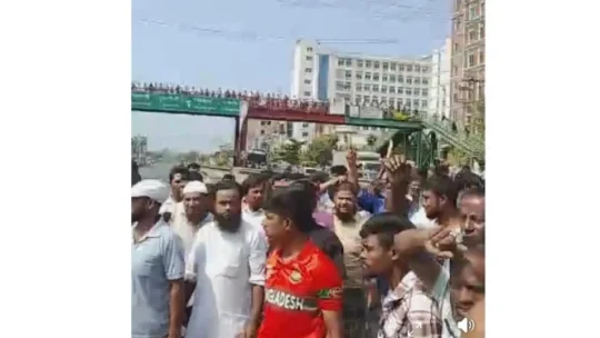 কালিয়াকৈরে হাইওয়ে পুলিশের বিরুদ্ধে অটোরিকশাচালকদের মহাসড়ক অবরোধ