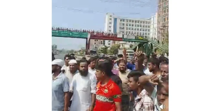 কালিয়াকৈরে হাইওয়ে পুলিশের বিরুদ্ধে অটোরিকশাচালকদের মহাসড়ক অবরোধ
