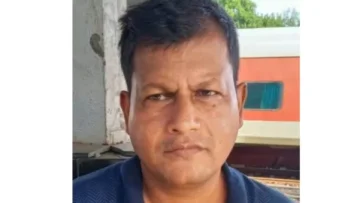 শ্রীপুরে ভীমরুলের কামড়ে পূজা কমিটির নেতার মৃত্যু, আইসিইউতে স্ত্রী