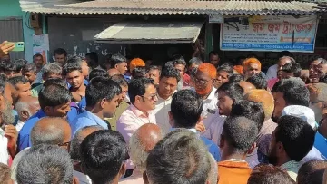 হাতীবান্ধায় সারের দাবিতে বুড়িমারী মহাসড়ক অবরোধ কৃষকদের