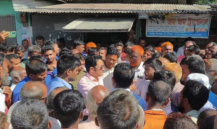 হাতীবান্ধায় সারের দাবিতে বুড়িমারী মহাসড়ক অবরোধ কৃষকদের