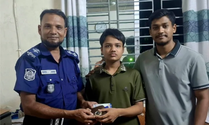 অটোরিকশায় ঘুমিয়ে পড়া স্কুলছাত্রকে দুই ঘণ্টায় পরিবারের কাছে ফিরিয়ে দিলেন এসআই মাসুক