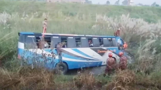 রেলিং ভেঙে খাদে যাত্রীবাহী বাস, ঢাকা মাওয়া এক্সপ্রেসওয়েতে নিহত ৩!