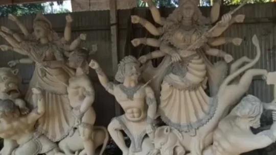 কুড়িগ্রামে দুর্গাপূজা ঘিরে প্রতিমা তৈরিতে ব্যস্ত কারিগরেরা: এবার ৫৬৩ মণ্ডপে দুর্গোৎসব